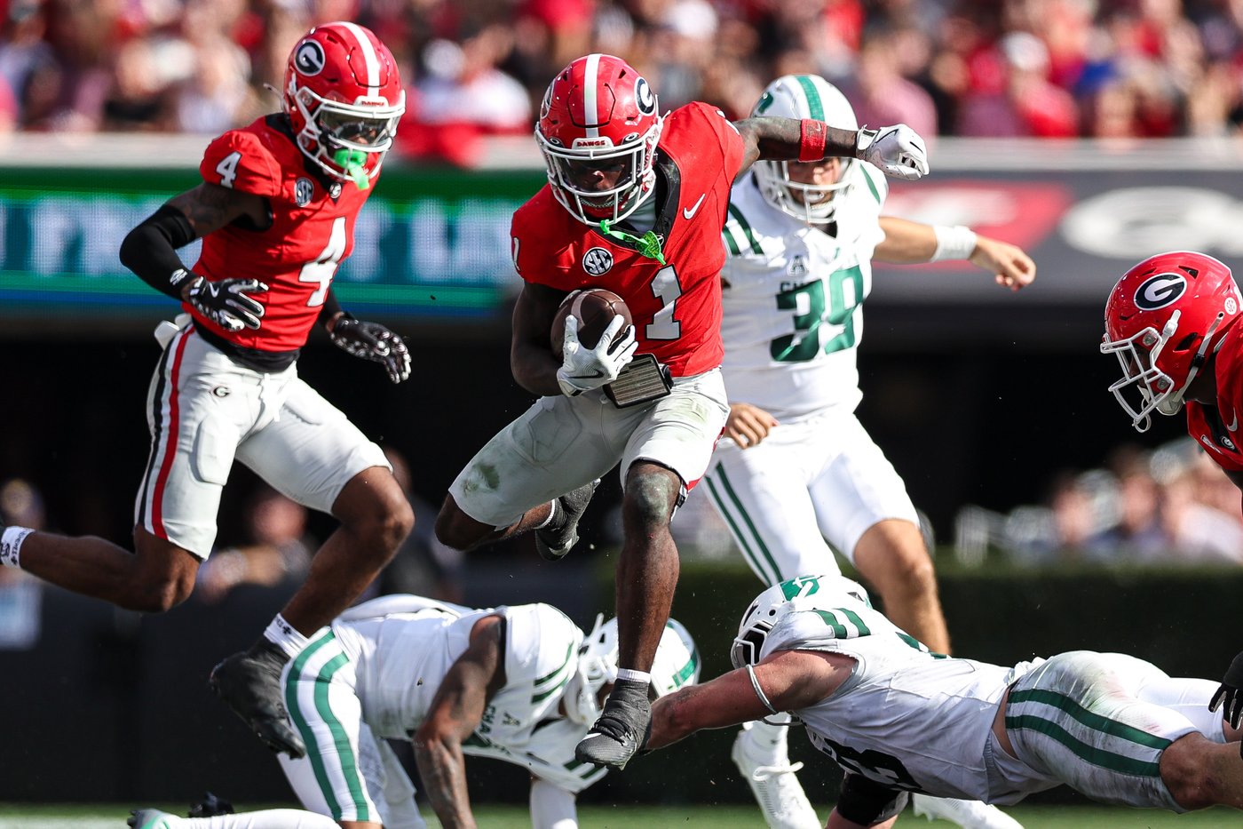 Walker runs for 3 TDs and Frazier adds 2 scoring runs as No. 4 Georgia overwhelms Charlotte 35-3 | iNFOnews.ca