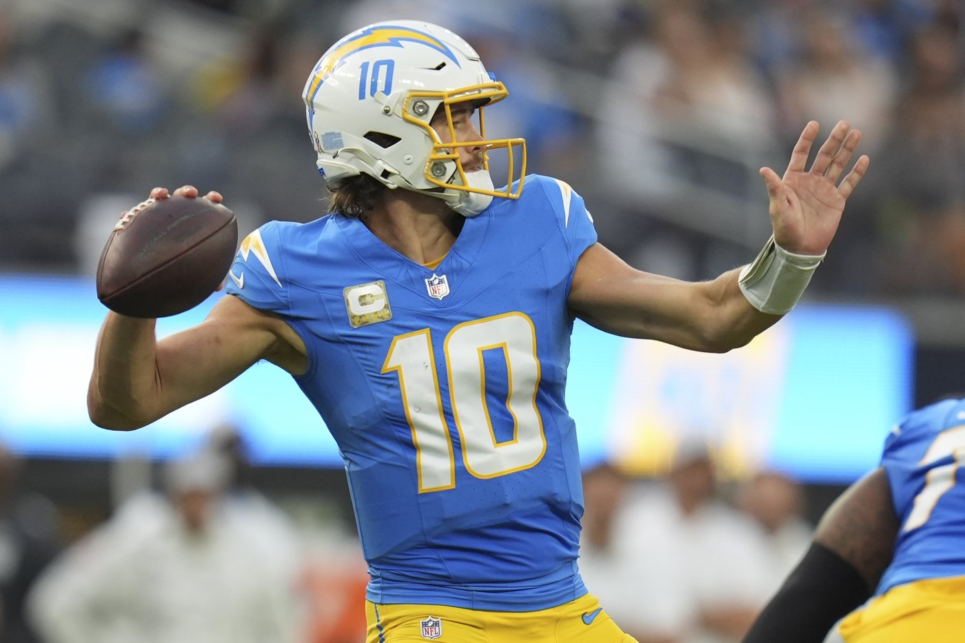 Justin Herbert has TDs passing and rushing as Chargers beat Titans 27-17 for 3rd straight win | iNFOnews.ca Justin Herbert has TDs passing and rushing as Chargers beat Titans 27-17 for 3rd straight win | iNFOnews.ca