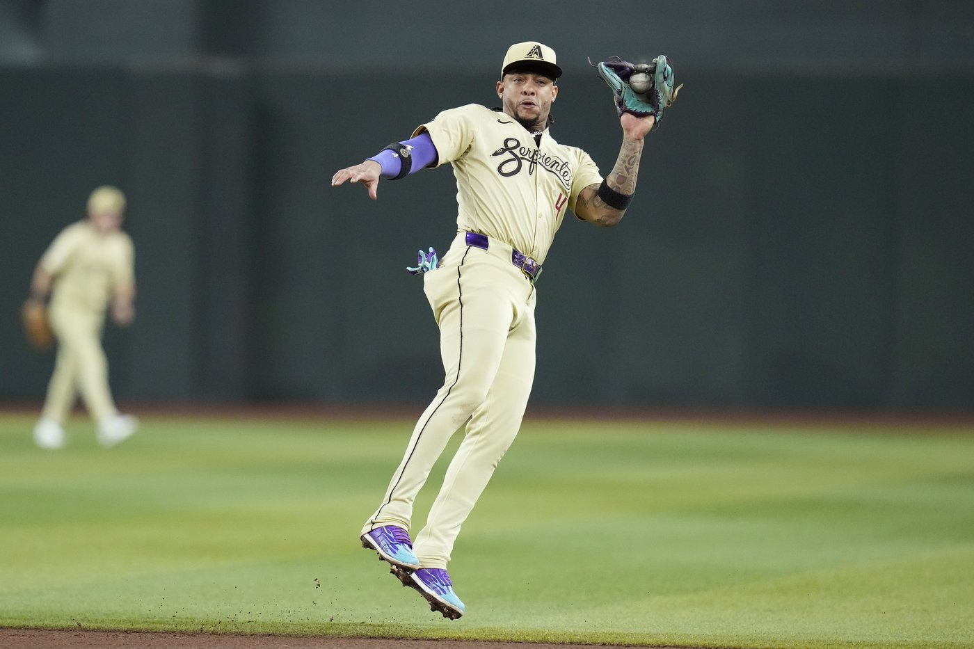 Giants hit 5 homers, continue run against playoff contenders with 11-0 win over Diamondbacks | iNFOnews.ca