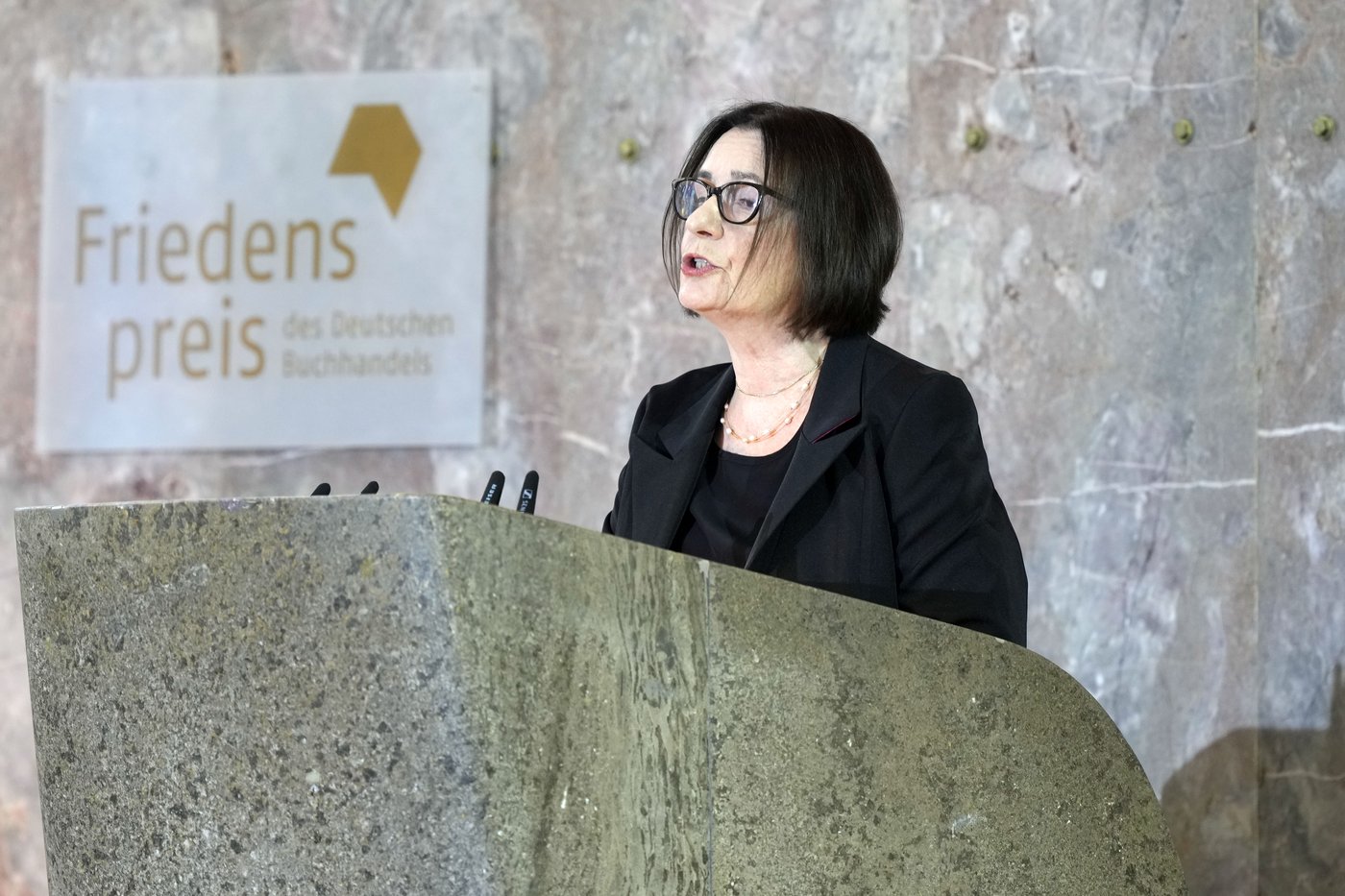 US writer Anne Applebaum appeals for arms for Ukraine as she accepts German peace prize | iNFOnews.ca