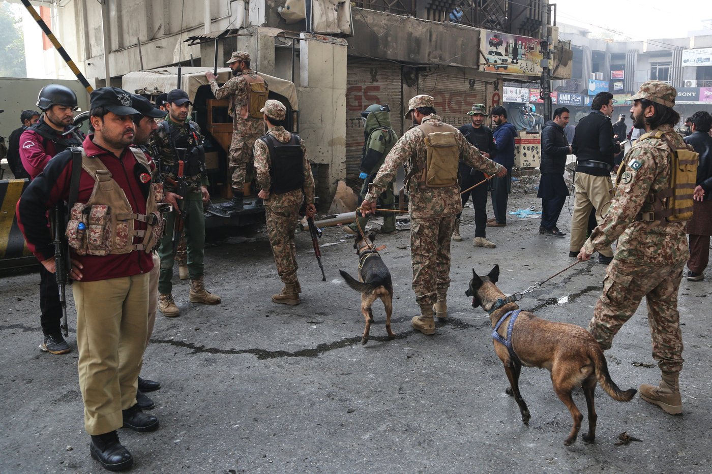Suicide bombers strike security force headquarters in northwestern Pakistan, killing 3 officers | iNFOnews.ca Suicide bombers strike security force headquarters in northwestern Pakistan, killing 3 officers | iNFOnews.ca