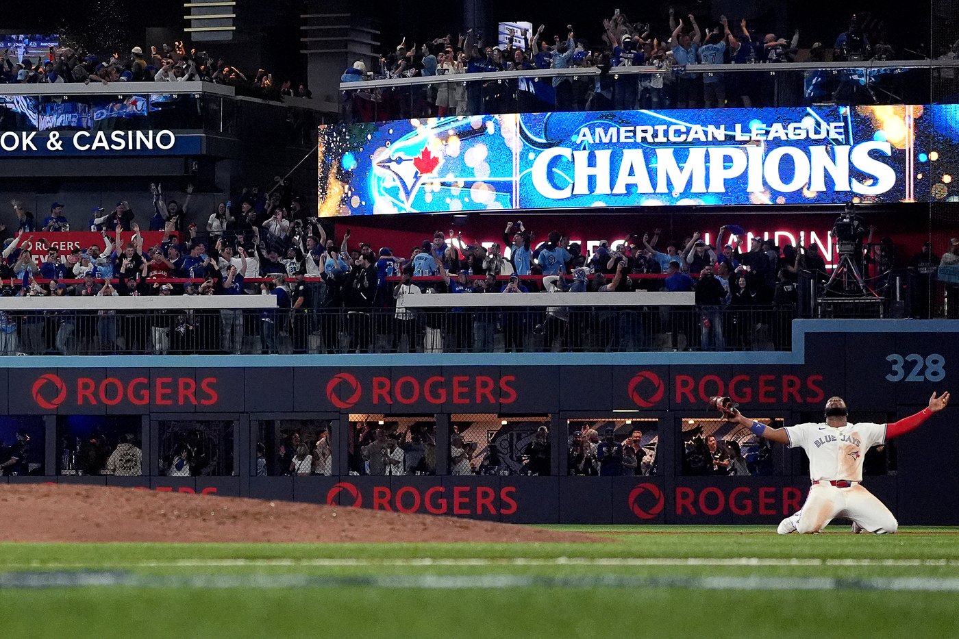 Springer's homer sends Blue Jays into World Series with 4-3 win over Mariners in Game 7 of ALCS | iNFOnews.ca