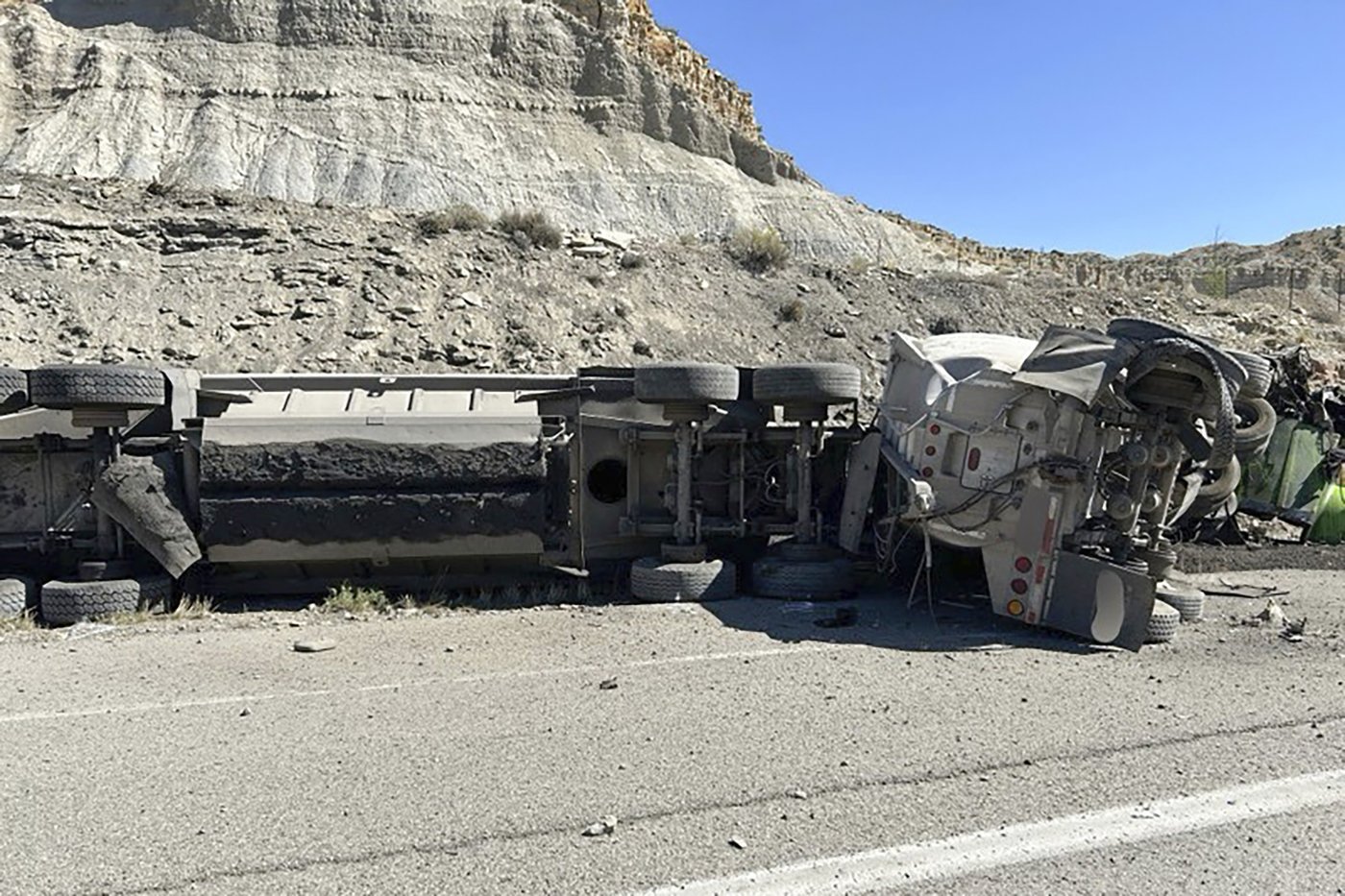 5 people killed in a 4-vehicle chain reaction crash on central Utah highway | iNFOnews.ca