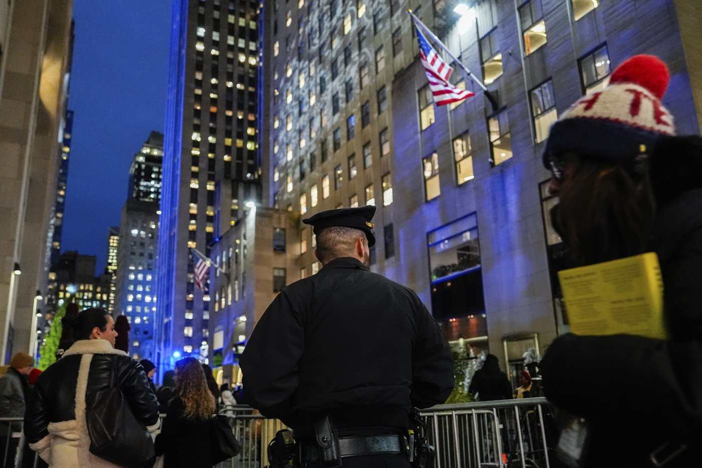 The Rockefeller Center Christmas tree lights up in New York City | iNFOnews.ca