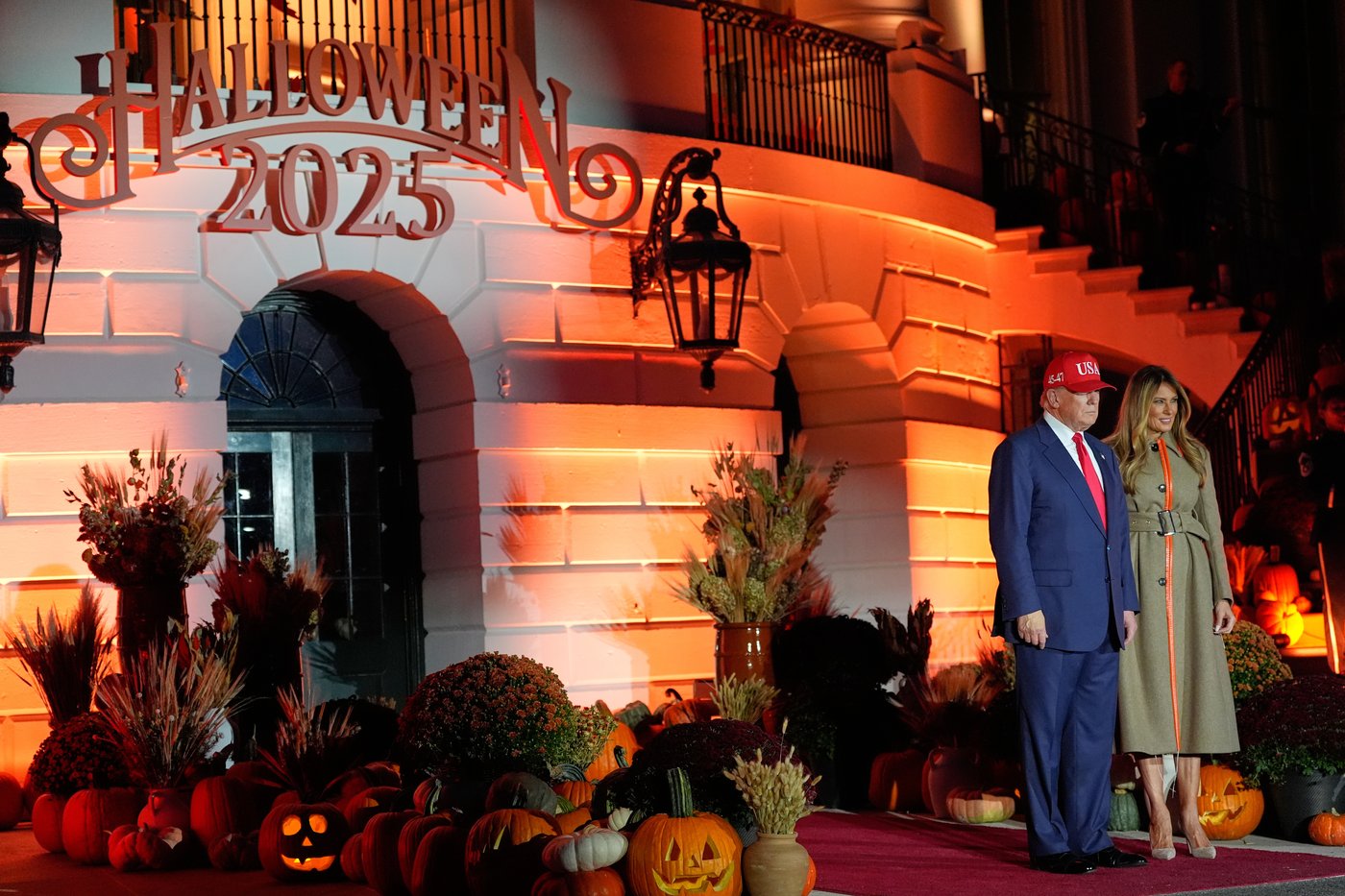 Trump hosts White House Halloween bash with superheroes and presidential lookalikes amid shutdown | iNFOnews.ca
