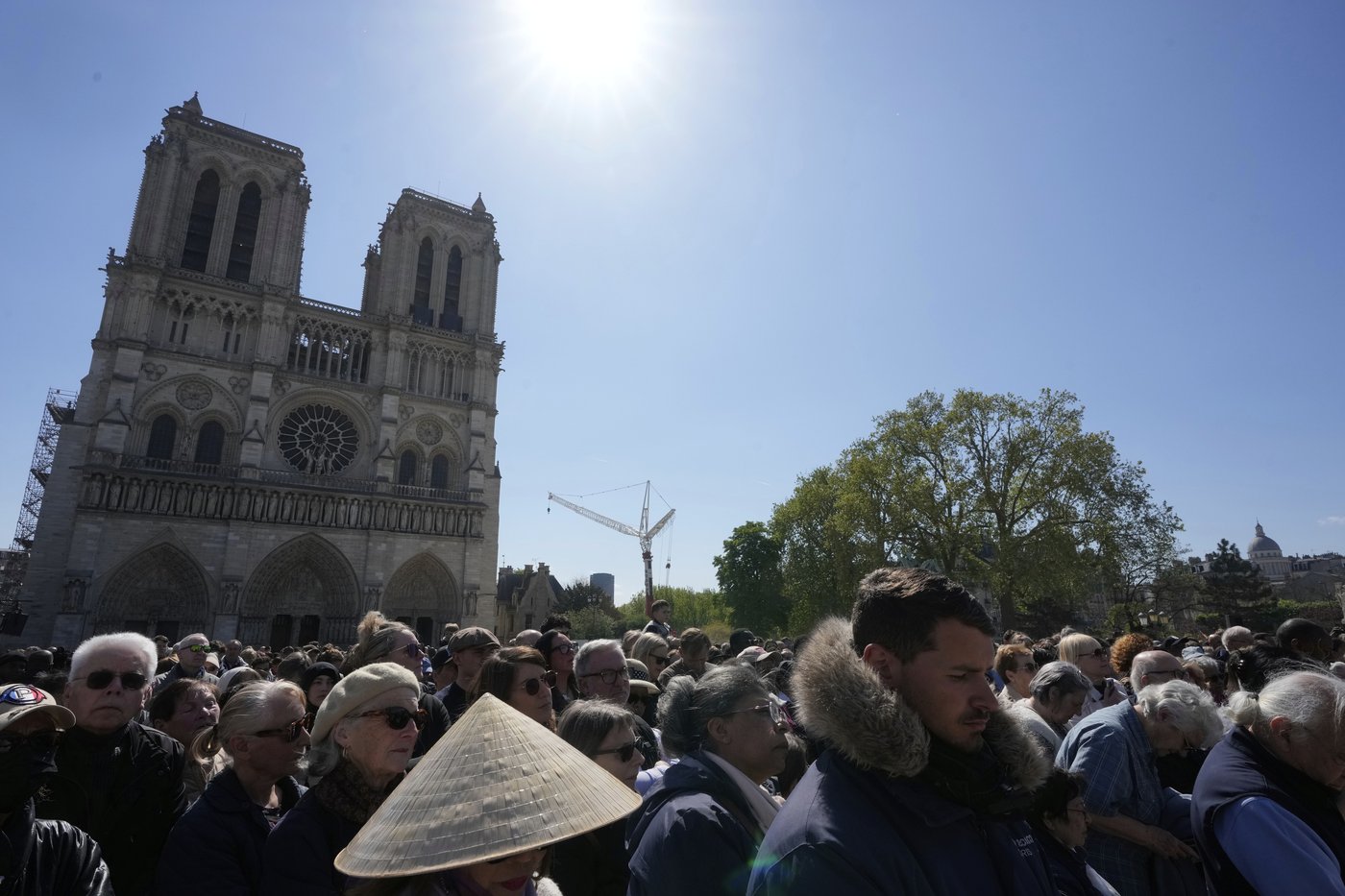 Worshippers return to restored Notre Dame for Easter rituals with emotion and awe | iNFOnews.ca