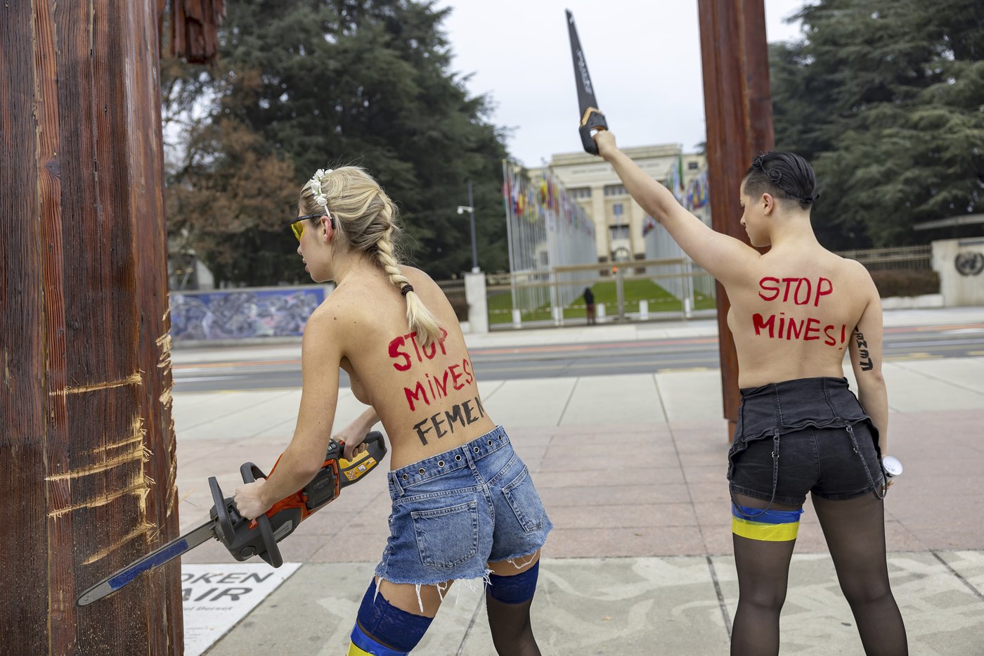 Topless women protesting the Ukraine war are detained for vandalizing sculpture near UN building | iNFOnews.ca Topless women protesting the Ukraine war are detained for vandalizing sculpture near UN building | iNFOnews.ca