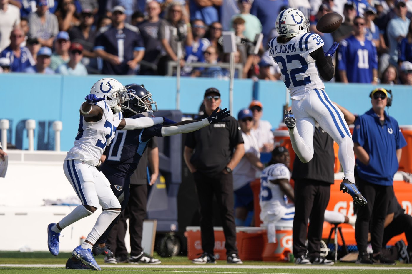 Joe Flacco throws two TD passes as the battered Colts beat the Titans 20-17 | iNFOnews.ca