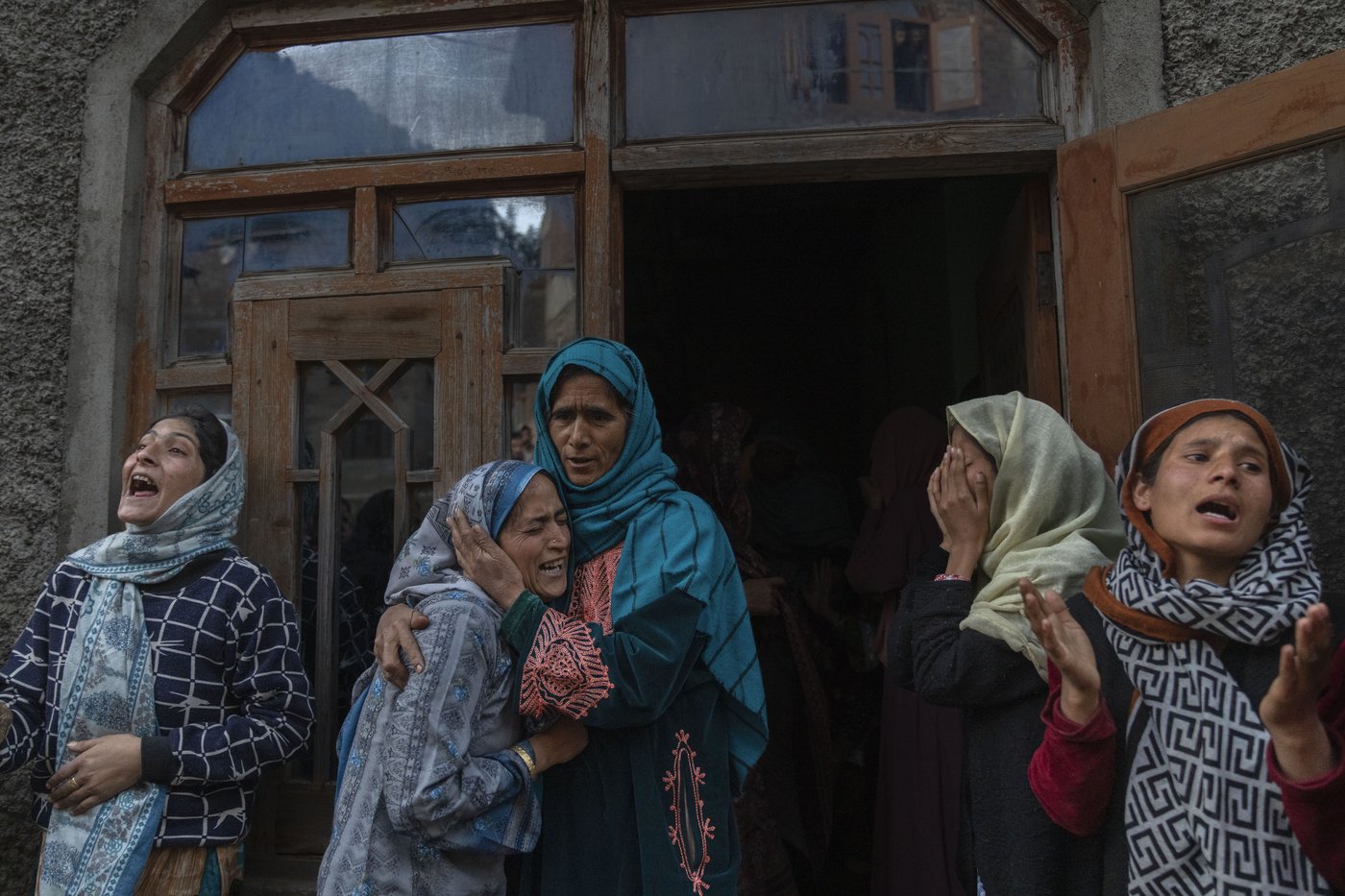 3 Indian soldiers and 2 civilians are killed in an alleged rebel ambush in Kashmir | iNFOnews.ca