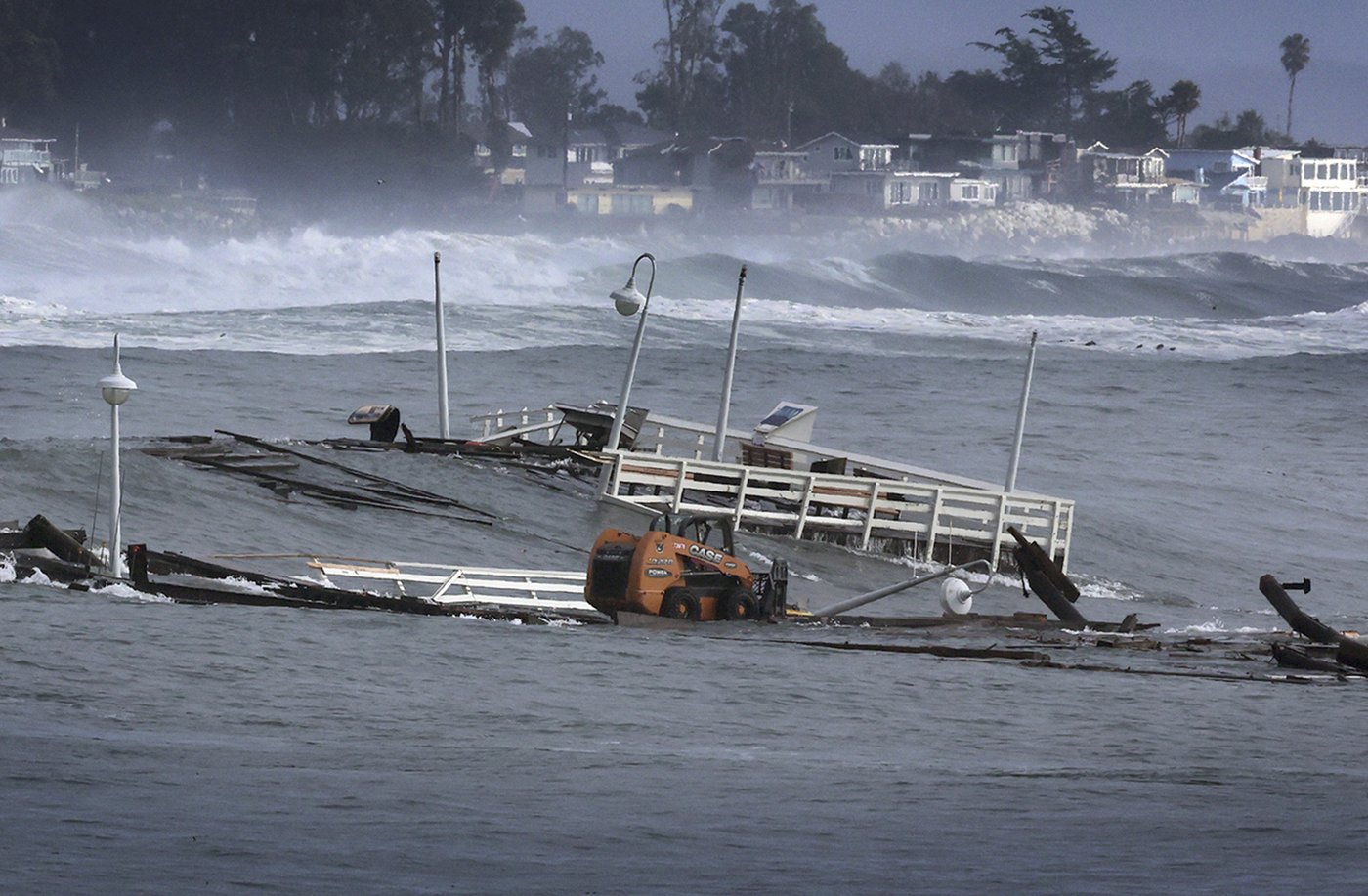 Major storm pounds California's central coast, blamed for man's death and partially collapsing pier | iNFOnews.ca Major storm pounds California's central coast, blamed for man's death and partially collapsing pier | iNFOnews.ca