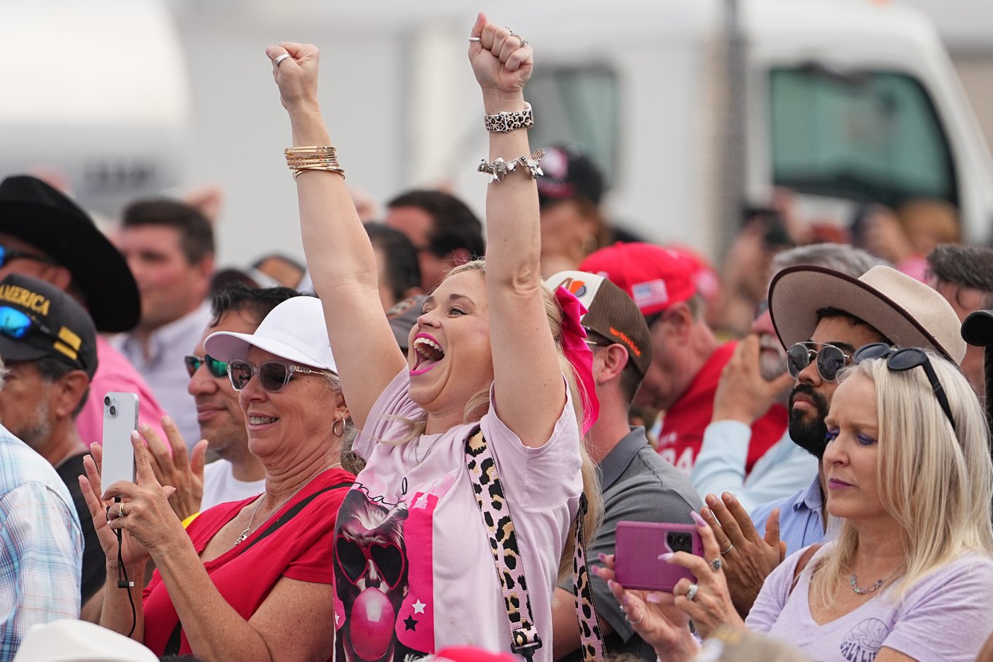 In the news today: Mexico pyramid shooting, Canada-U.S. trade, Tips on buying a car | iNwheels In the news today: Mexico pyramid shooting, Canada-U.S. trade, Tips on buying a car | iNwheels