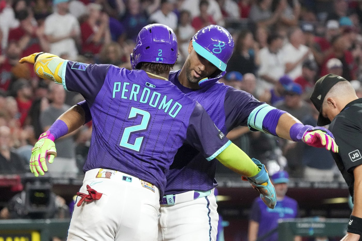 Gurriel, Perdomo each homer, drive in 3 runs in the Diamondbacks' 10-1 win over the Reds | iNFOnews.ca