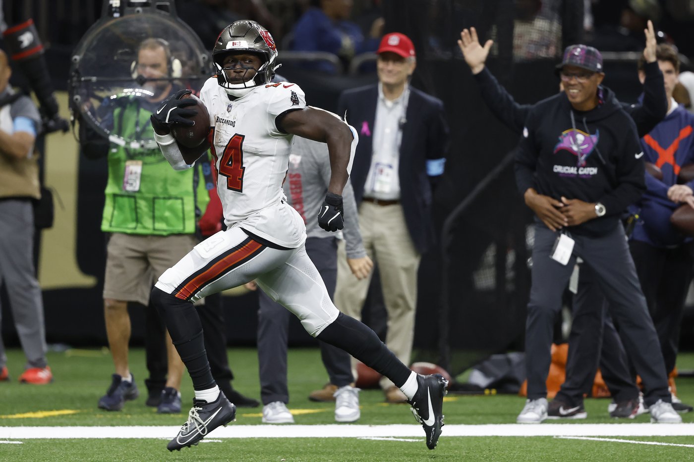 Mayfield passes for 4 TDs as the Bucs treat storm-weary fans to a 51-27 win over the Saints | iNFOnews.ca Mayfield passes for 4 TDs as the Bucs treat storm-weary fans to a 51-27 win over the Saints | iNFOnews.ca