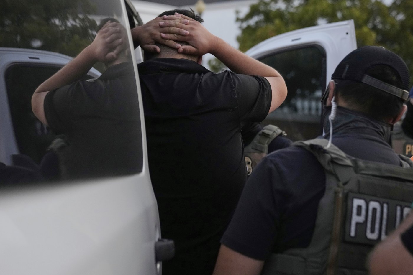 ICE arrests nearly 550 in Chicago area as part of 'Midway Blitz' | iNFOnews.ca