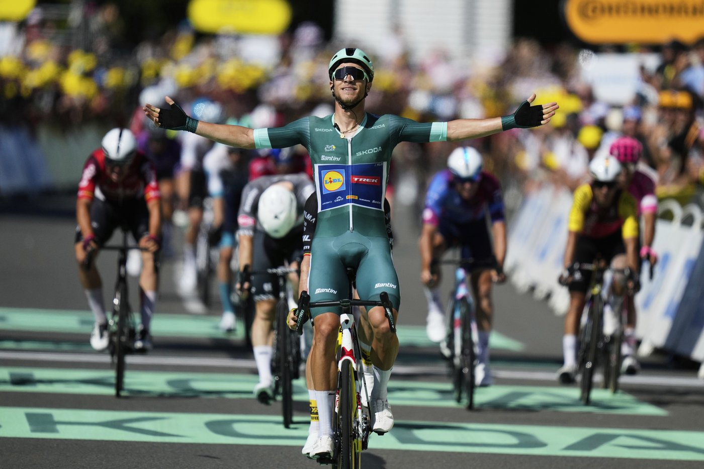 Tour de France: Jonathan Milan wins Stage 8 in a sprint finish | iNFOnews.ca