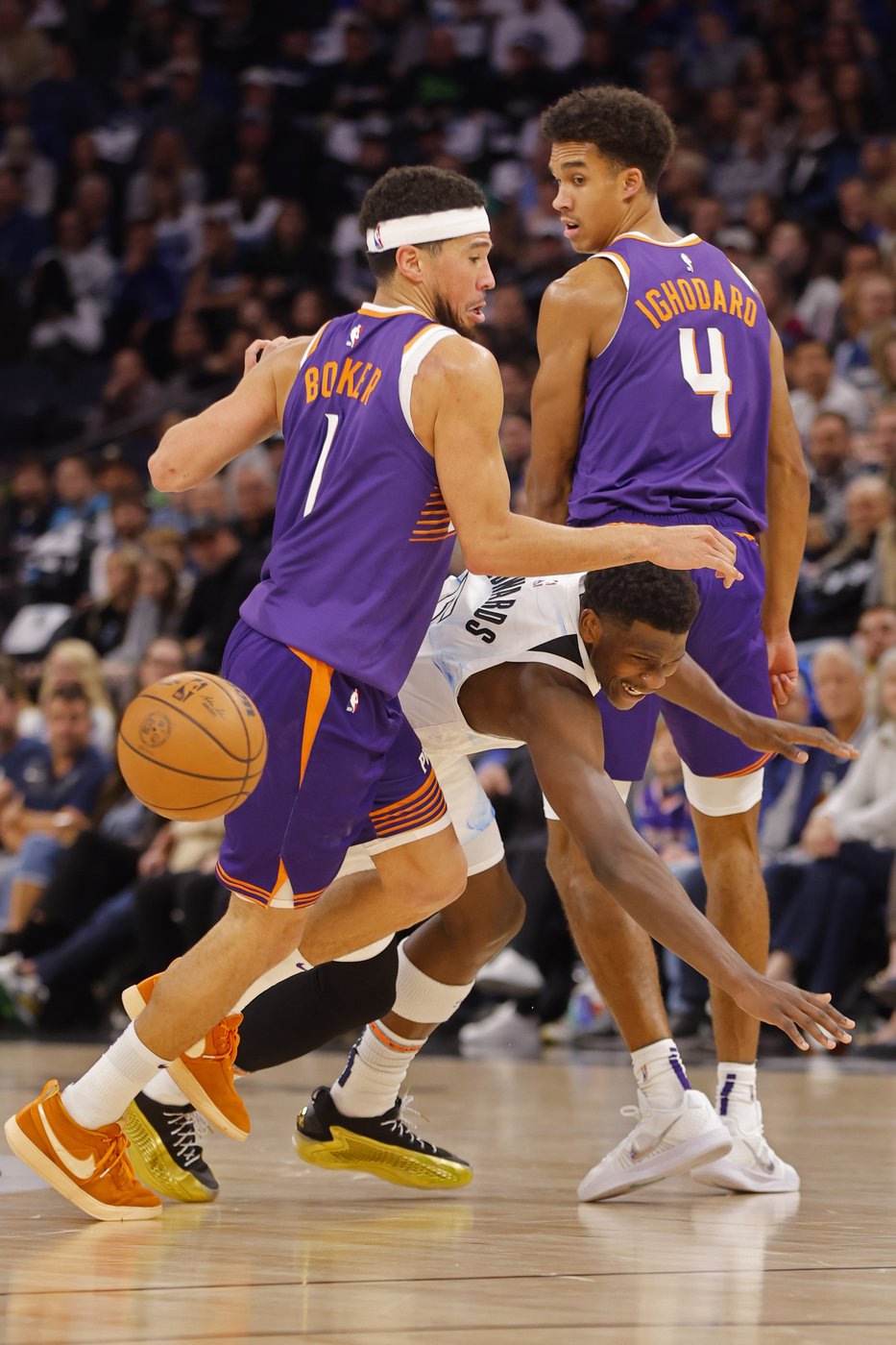 Randle hits 3 at the buzzer to lift Timberwolves over Booker, Suns with 120-117 win | iNFOnews.ca