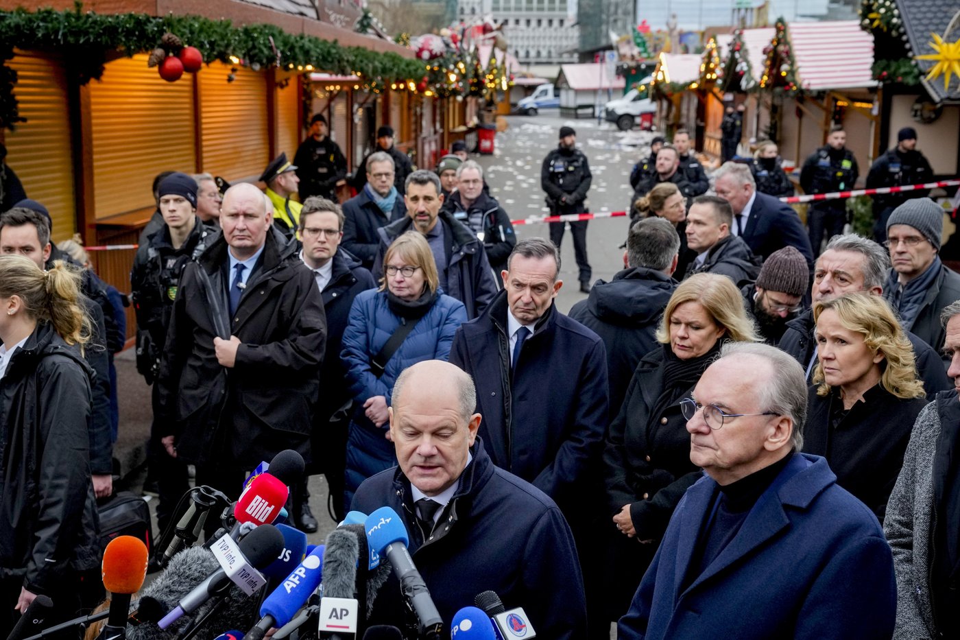 Germans mourn the 5 killed and 200 injured in the apparent attack on a Christmas market | iNFOnews.ca Germans mourn the 5 killed and 200 injured in the apparent attack on a Christmas market | iNFOnews.ca
