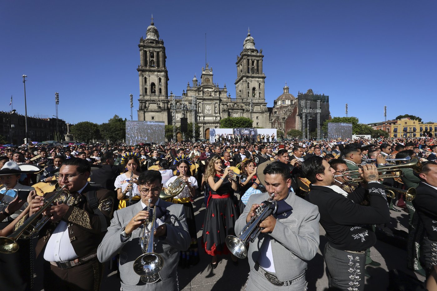More than 1,000 mariachis belt out classics like 'Cielito Lindo' in a Mexico City plaza | iNFOnews.ca More than 1,000 mariachis belt out classics like 'Cielito Lindo' in a Mexico City plaza | iNFOnews.ca