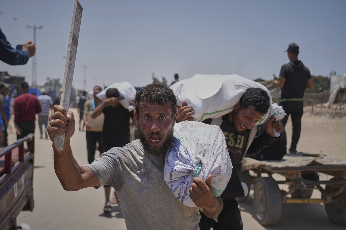 Palestinians say Israel and its allies fired on a crowd near Gaza aid site. Hospital says 14 killed | iNFOnews.ca