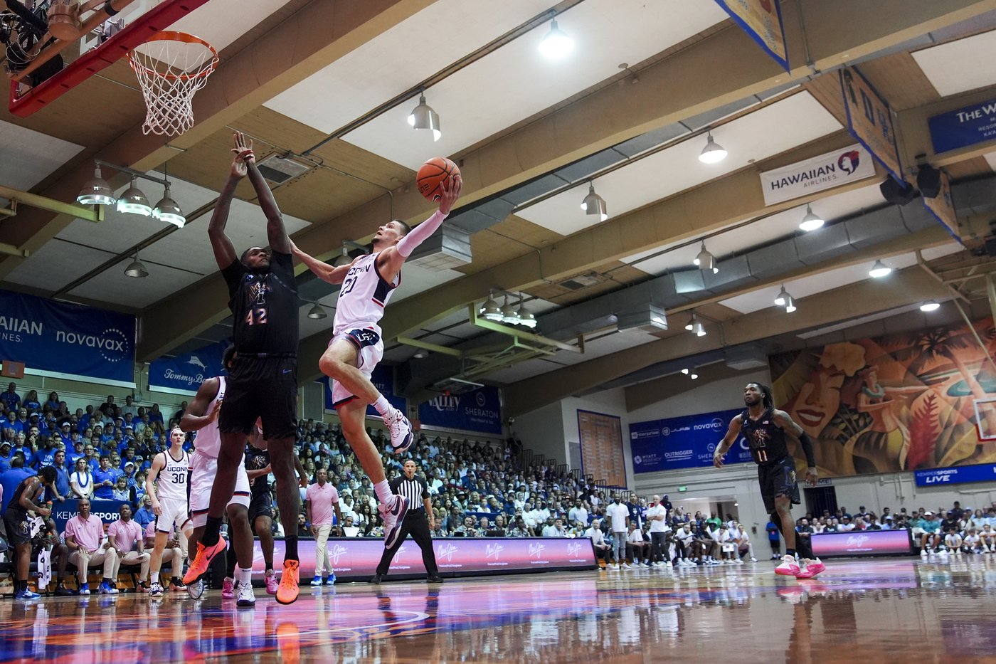 Memphis beats No. 2 UConn 99-97 in overtime to tip off Maui Invitational | iNFOnews.ca