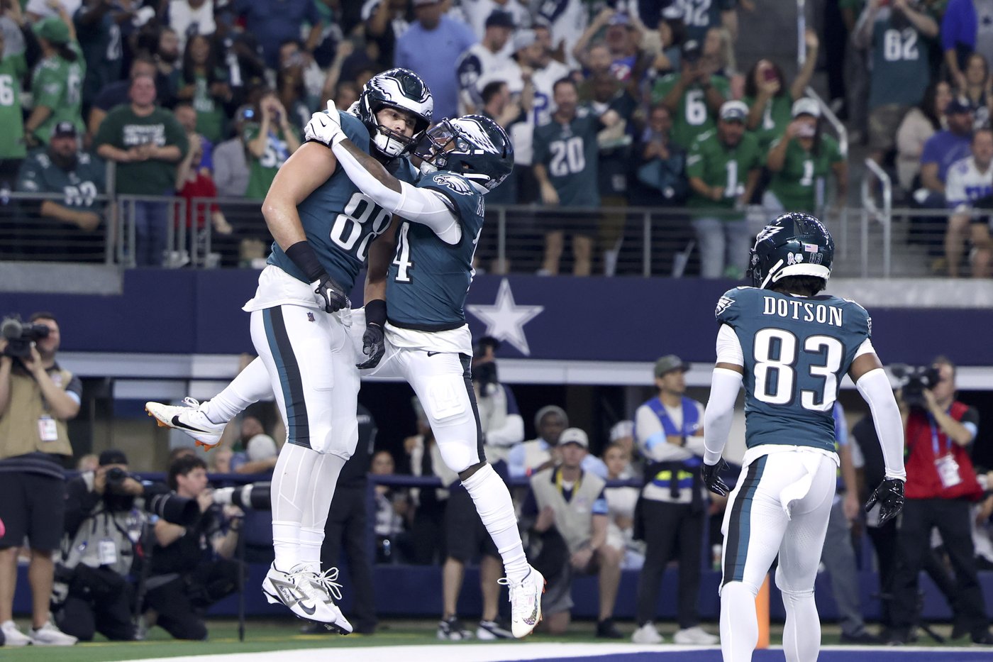 Hurts accounts for 4 TDs as Eagles roll past bumbling, Prescott-less Cowboys 34-6 | iNFOnews.ca