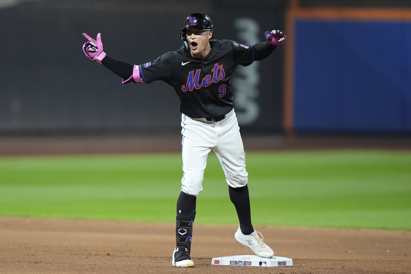 Mets score 10 runs in 3 straight games for 1st time, delay Phillies' playoff clinch with 10-6 win | iNFOnews.ca Mets score 10 runs in 3 straight games for 1st time, delay Phillies' playoff clinch with 10-6 win | iNFOnews.ca