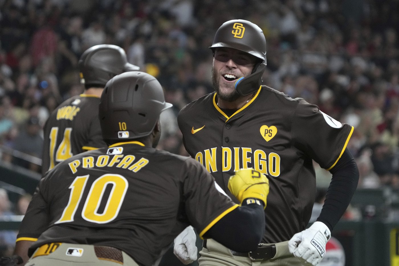 Padres hit 3 HRs in the 9th inning for a 5-0 win over the D-backs, who lose ground in playoff race | iNFOnews.ca