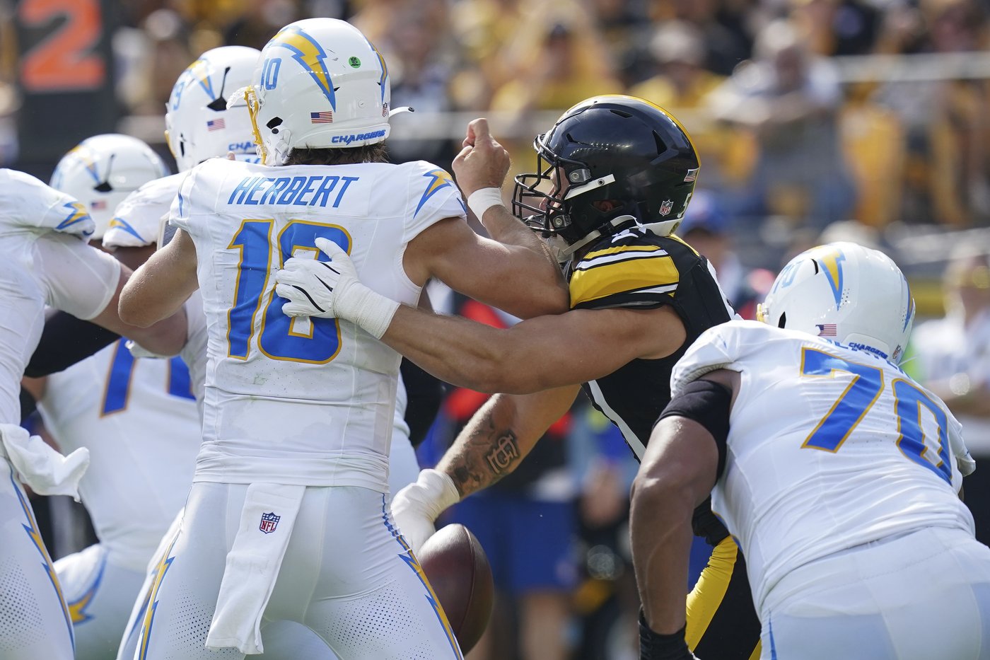 Chargers QB Justin Herbert's bid to play on a balky right ankle ends with an early exit | iNFOnews.ca