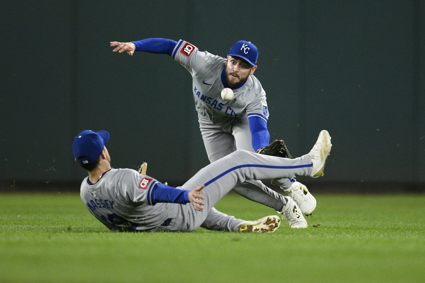 Royals seize on throwing error in 10th to beat Nationals 1-0 and hold on to 2nd AL wild card | iNFOnews.ca Royals seize on throwing error in 10th to beat Nationals 1-0 and hold on to 2nd AL wild card | iNFOnews.ca