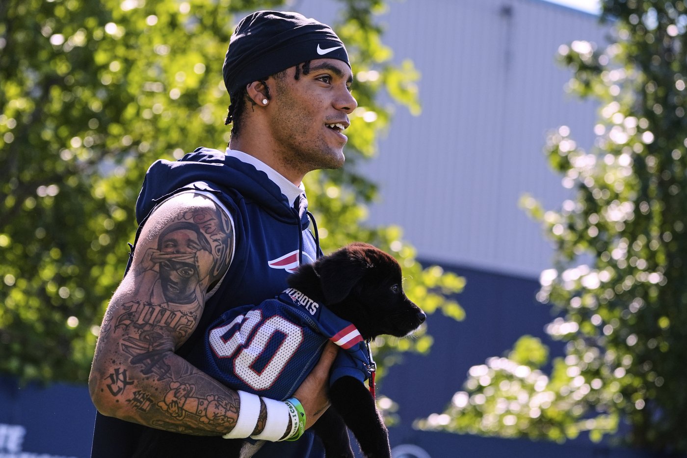 Patriots CB Christian Gonzalez exits 1st padded practice of training camp with lower body injury | iNFOnews.ca Patriots CB Christian Gonzalez exits 1st padded practice of training camp with lower body injury | iNFOnews.ca