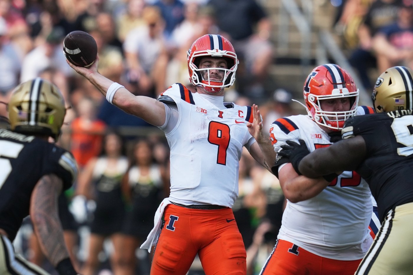 Altmyer throws for career-high 390 yards and No. 22 Illinois beats Purdue 43-27 | iNFOnews.ca
