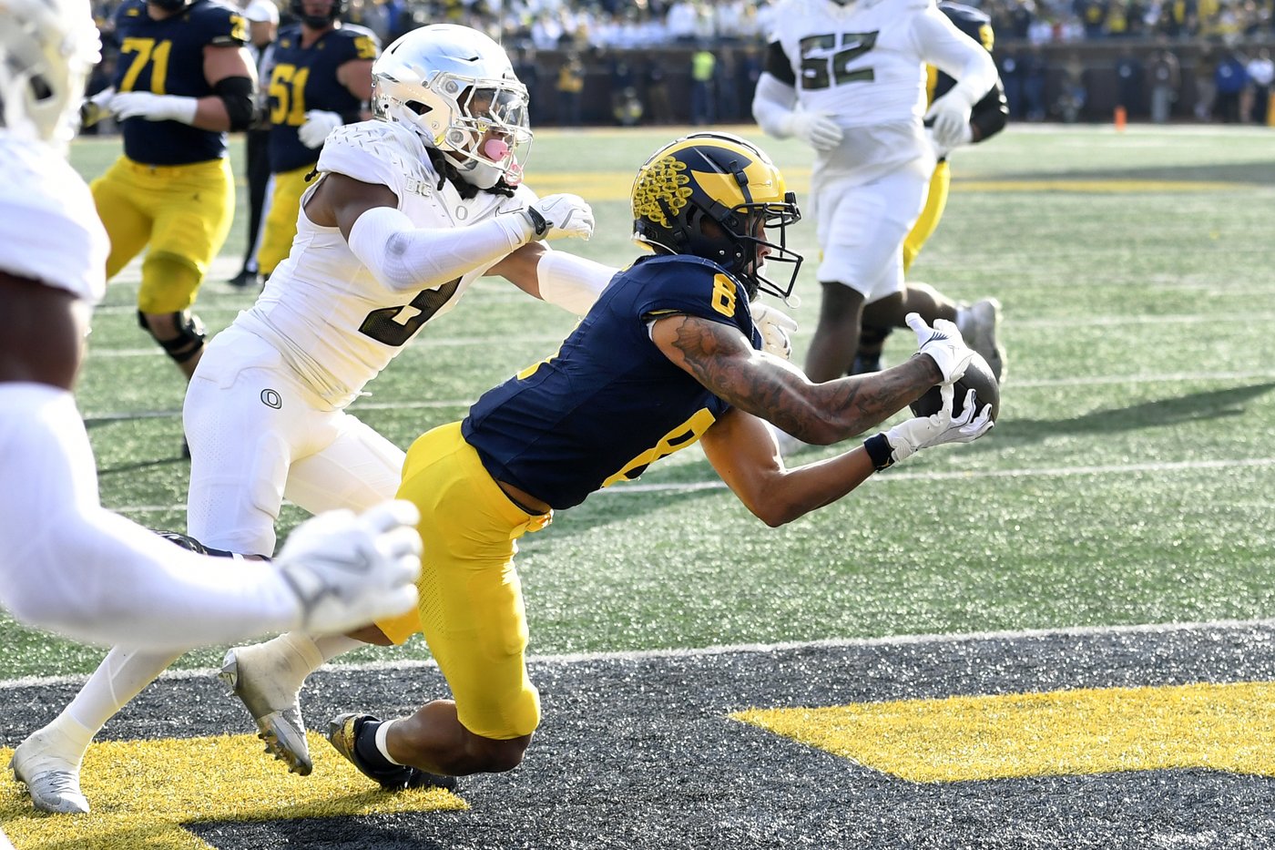 Dillon Gabriel throws a TD pass and runs for a score to lead No. 1 Oregon to 38-17 win over Michigan | iNFOnews.ca
