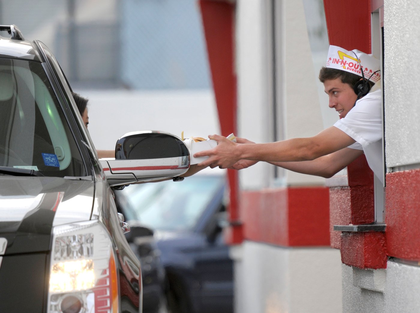 Pull up to the window, please, for a glimpse of an American icon: The drive-thru | iNwheels Pull up to the window, please, for a glimpse of an American icon: The drive-thru | iNwheels