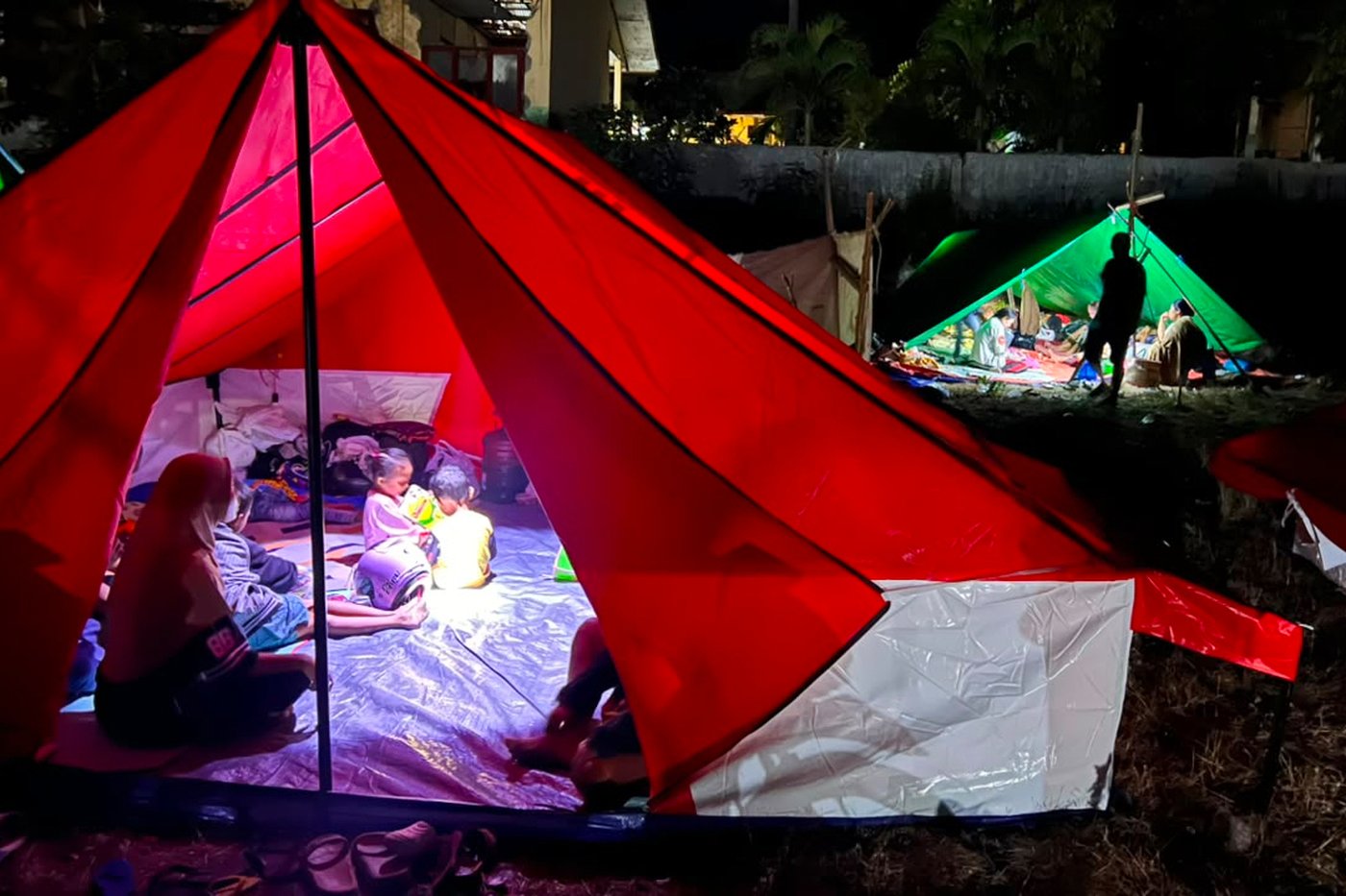 Thousands in Indonesia await aid after quake kills 68, overshadowing Independence Day | iNhome Thousands in Indonesia await aid after quake kills 68, overshadowing Independence Day | iNhome