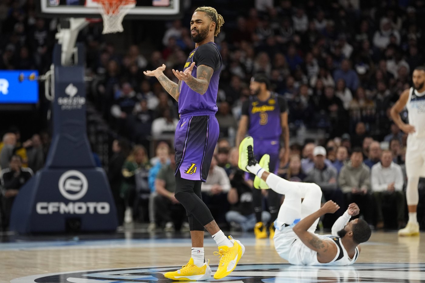 Timberwolves blow out Lakers 109-80 behind Randle, Gobert and tough defense | iNFOnews.ca
