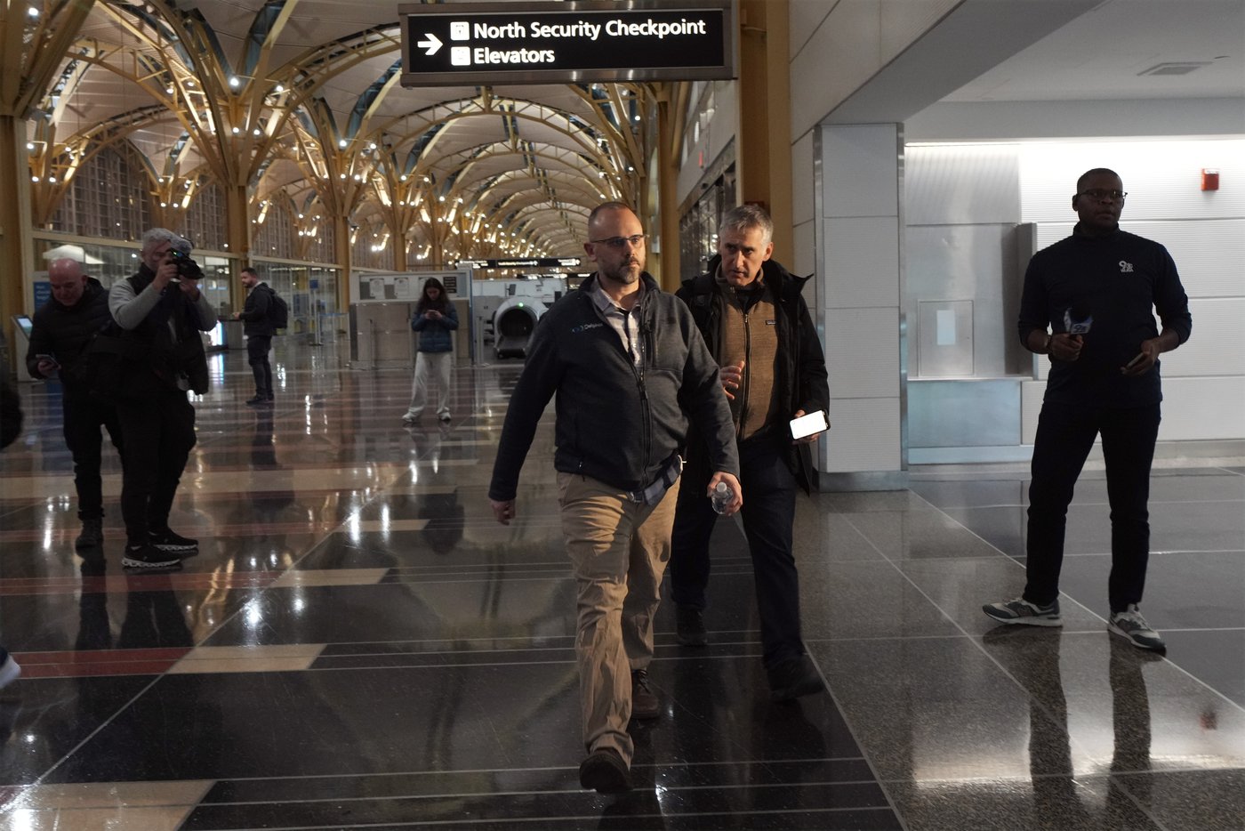 Passenger jet with 64 aboard collides with Army helicopter while landing at Reagan Airport near DC | iNFOnews.ca Passenger jet with 64 aboard collides with Army helicopter while landing at Reagan Airport near DC | iNFOnews.ca