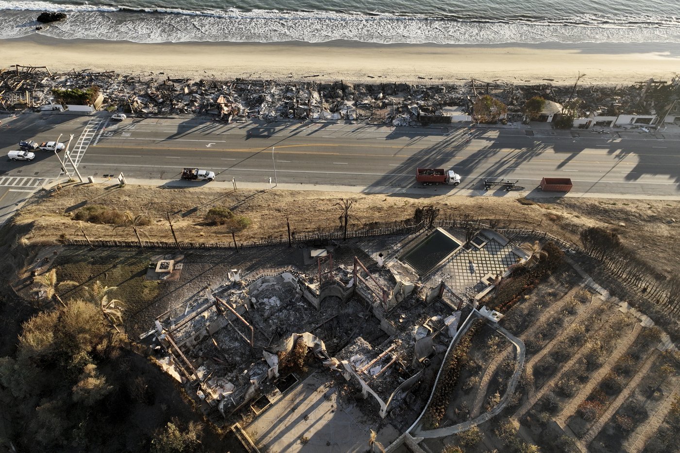 Ash and other dangers mean LA area residents who fled fires a week ago won't be going home soon | iNFOnews.ca Ash and other dangers mean LA area residents who fled fires a week ago won't be going home soon | iNFOnews.ca
