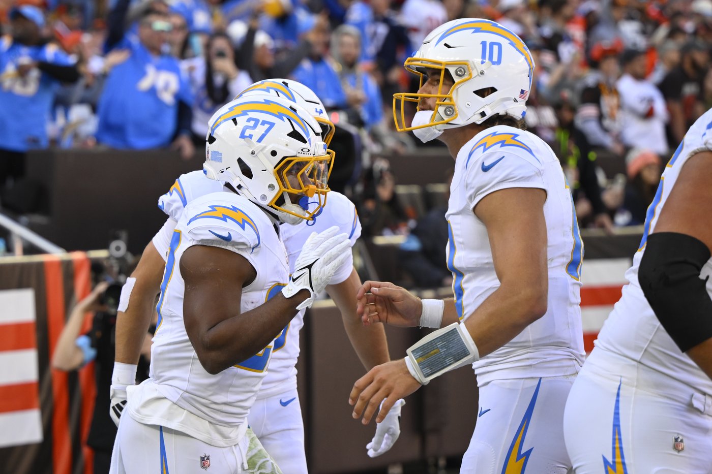 Justin Herbert throws 2 TD passes, Chargers clamp down on Jameis Winston in 27-10 win over Browns | iNFOnews.ca