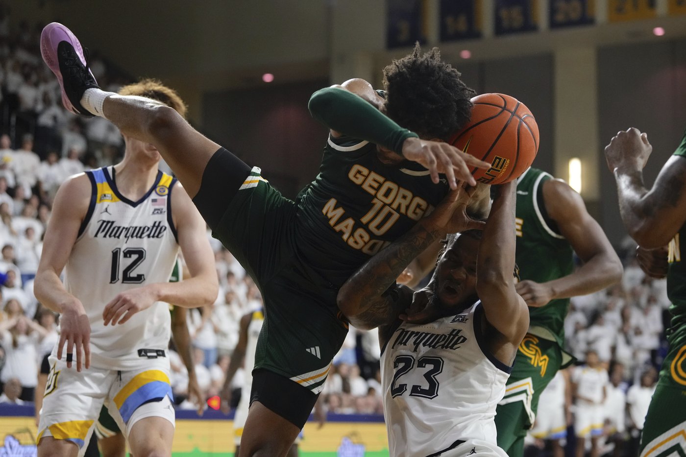 No. 18 Marquette beats George Mason 82-63 in front of all-student crowd on campus | iNFOnews.ca No. 18 Marquette beats George Mason 82-63 in front of all-student crowd on campus | iNFOnews.ca