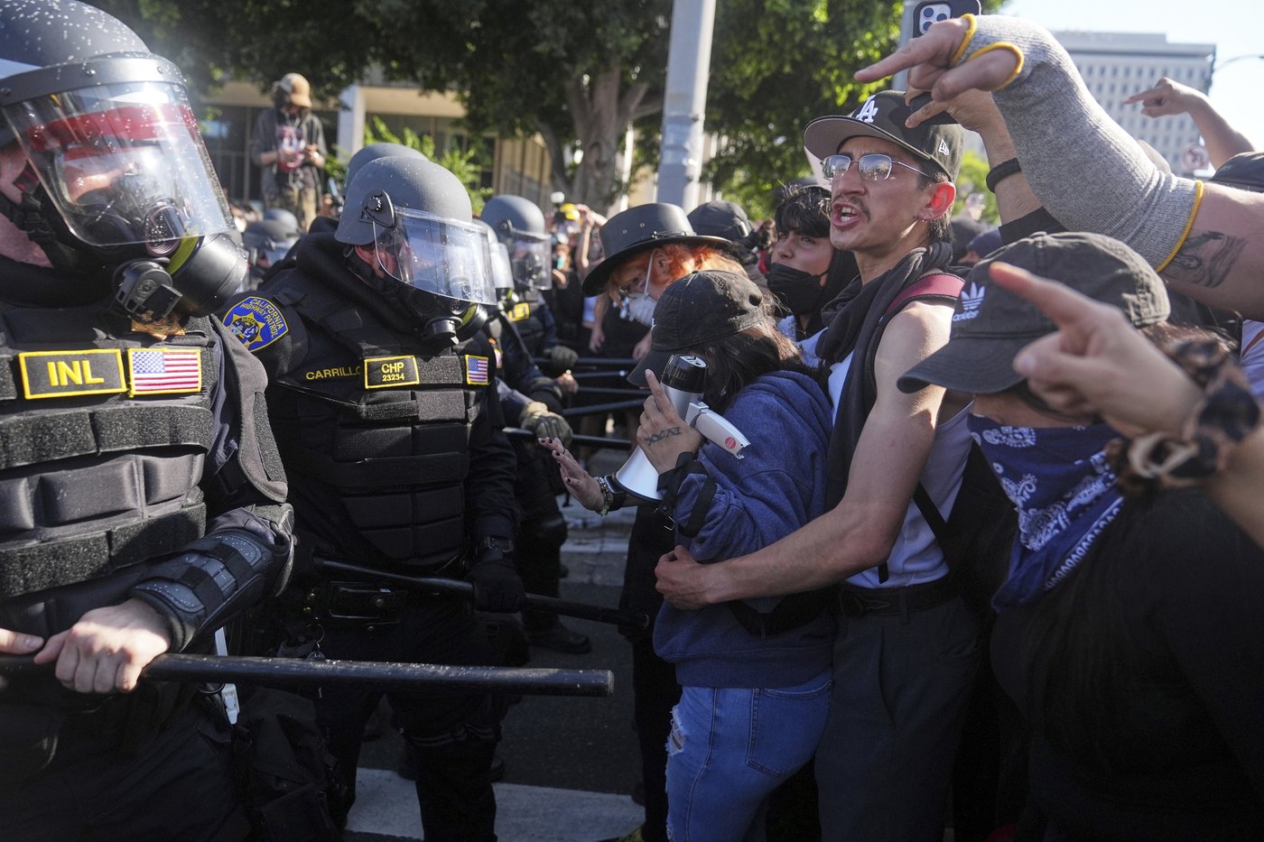 Trump vows to 'HIT' any protester who spits on police. He pardoned those who did far worse on Jan. 6 | iNFOnews.ca Trump vows to 'HIT' any protester who spits on police. He pardoned those who did far worse on Jan. 6 | iNFOnews.ca