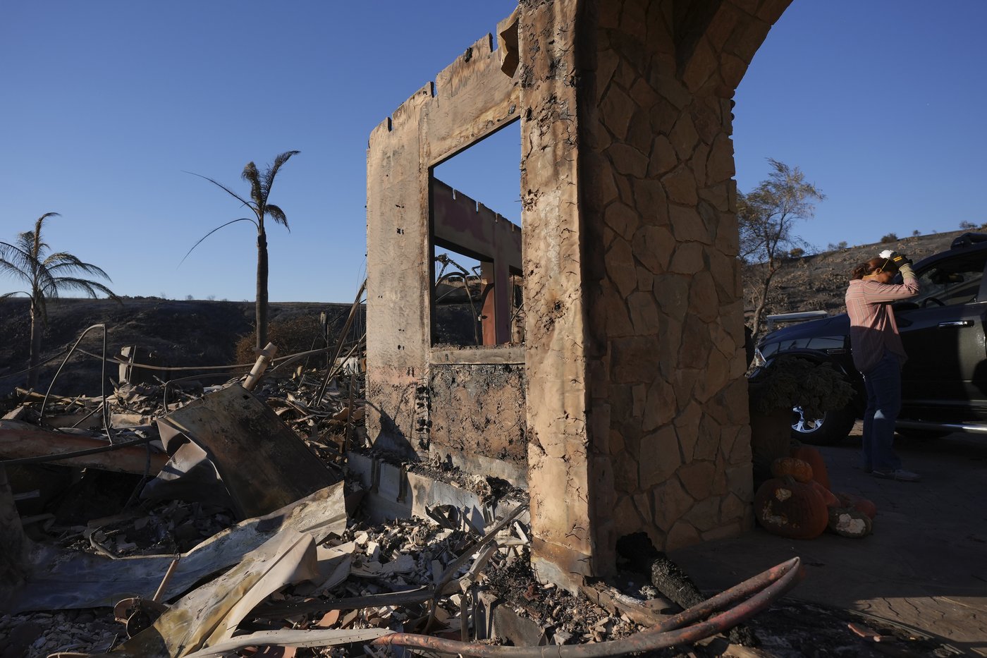 Southern California firefighters gain ground over wildfire thanks to decreased winds | iNFOnews.ca Southern California firefighters gain ground over wildfire thanks to decreased winds | iNFOnews.ca