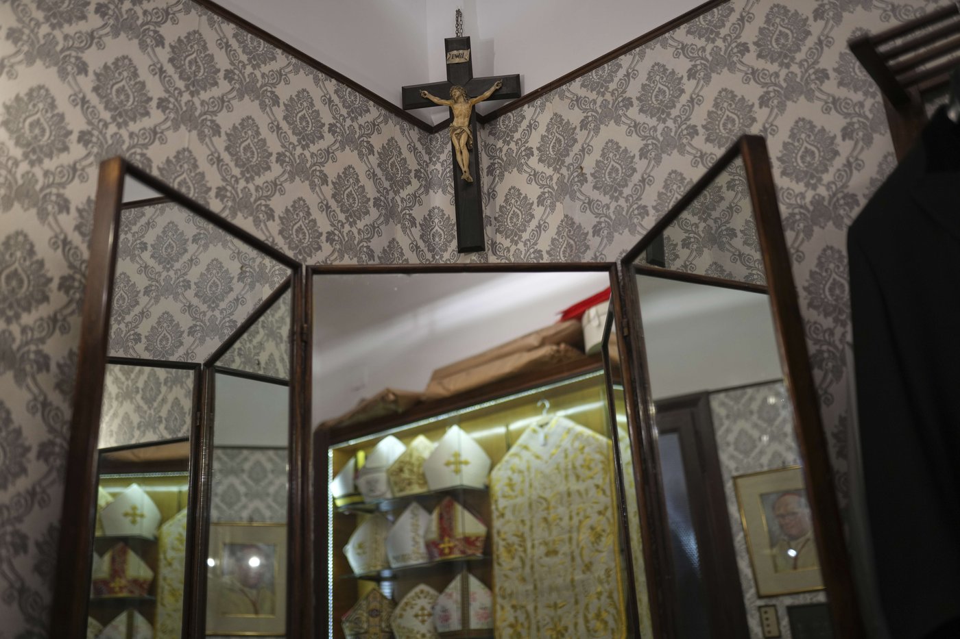 These papal tailors aren't expecting a traditional order for new cassocks to outfit the next pope | iNFOnews.ca