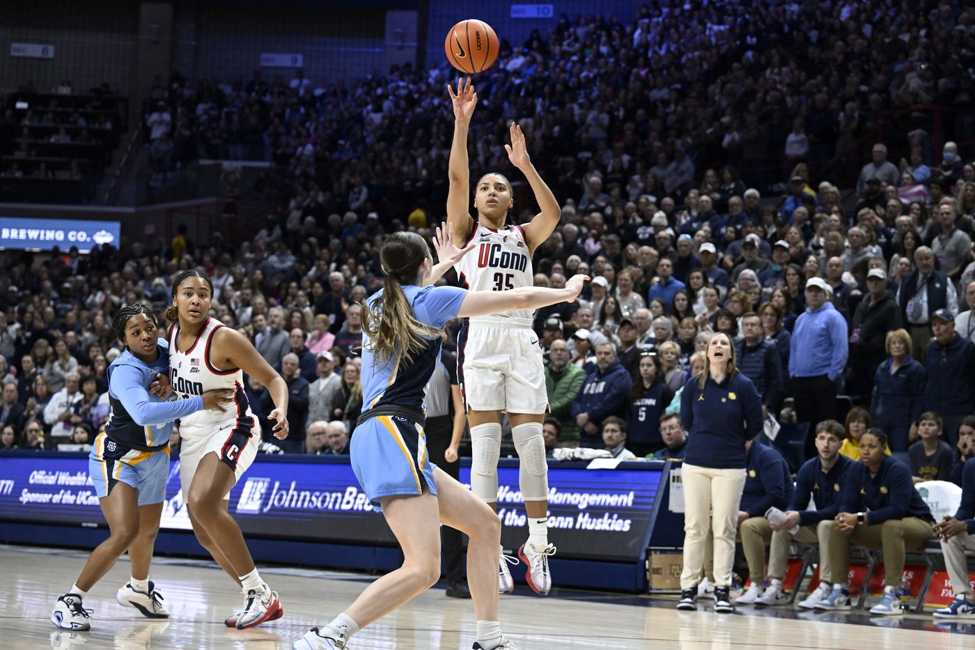 UConn star Azzi Fudd received a timely assist from Stephen Curry during knee rehab | iNFOnews.ca