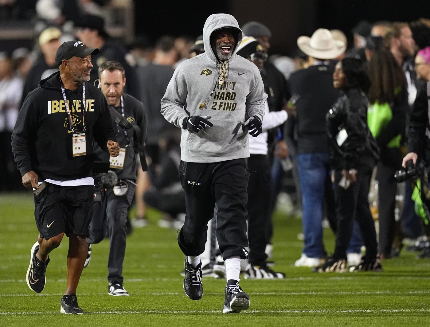 Shedeur Sanders, Travis Hunter help Colorado beat Cincinnati 34-23 to become bowl eligible | iNFOnews.ca