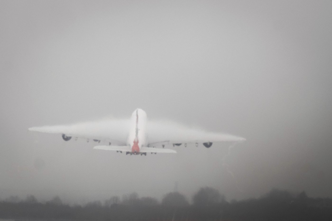 Thick fog disrupts some flights on one of the UK's busiest weekends for travel | iNFOnews.ca
