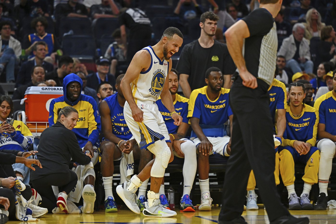 Stephen Curry sprains left ankle in Warriors' loss | iNFOnews.ca