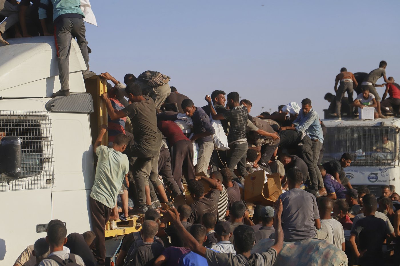 Gaza aid truck drivers face increasing danger from desperate crowds and armed gangs | iNFOnews.ca Gaza aid truck drivers face increasing danger from desperate crowds and armed gangs | iNFOnews.ca