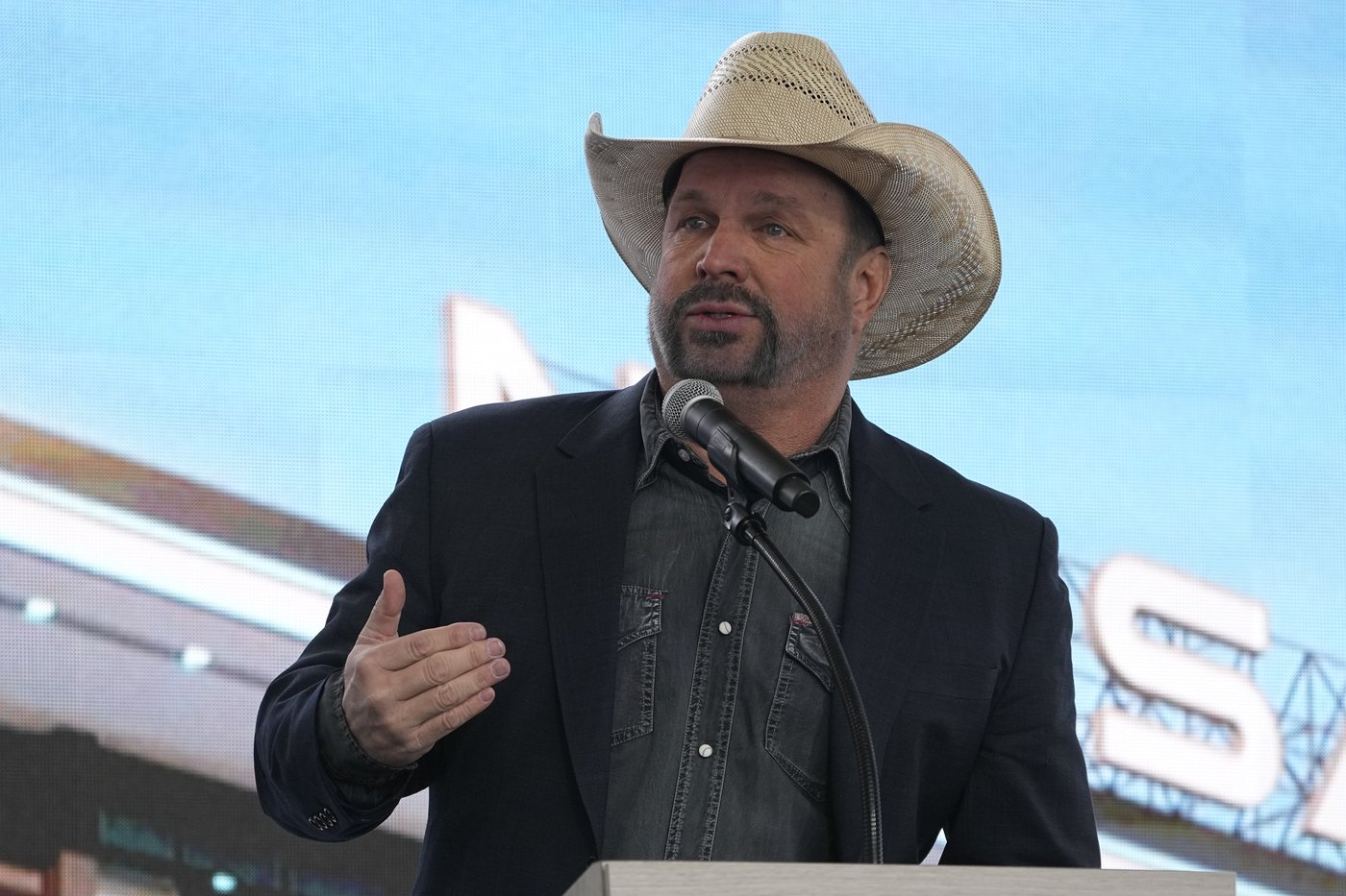 Garth Brooks accused of rape in lawsuit from hair-and-makeup artist | iNFOnews.ca Garth Brooks accused of rape in lawsuit from hair-and-makeup artist | iNFOnews.ca