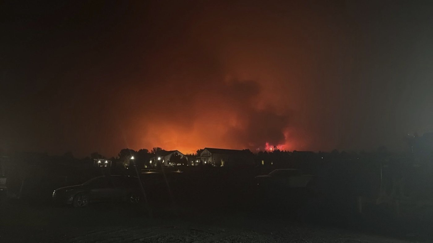 Fast-moving blaze in southwest Utah destroys a dozen structures and forces evacuations | iNFOnews.ca Fast-moving blaze in southwest Utah destroys a dozen structures and forces evacuations | iNFOnews.ca