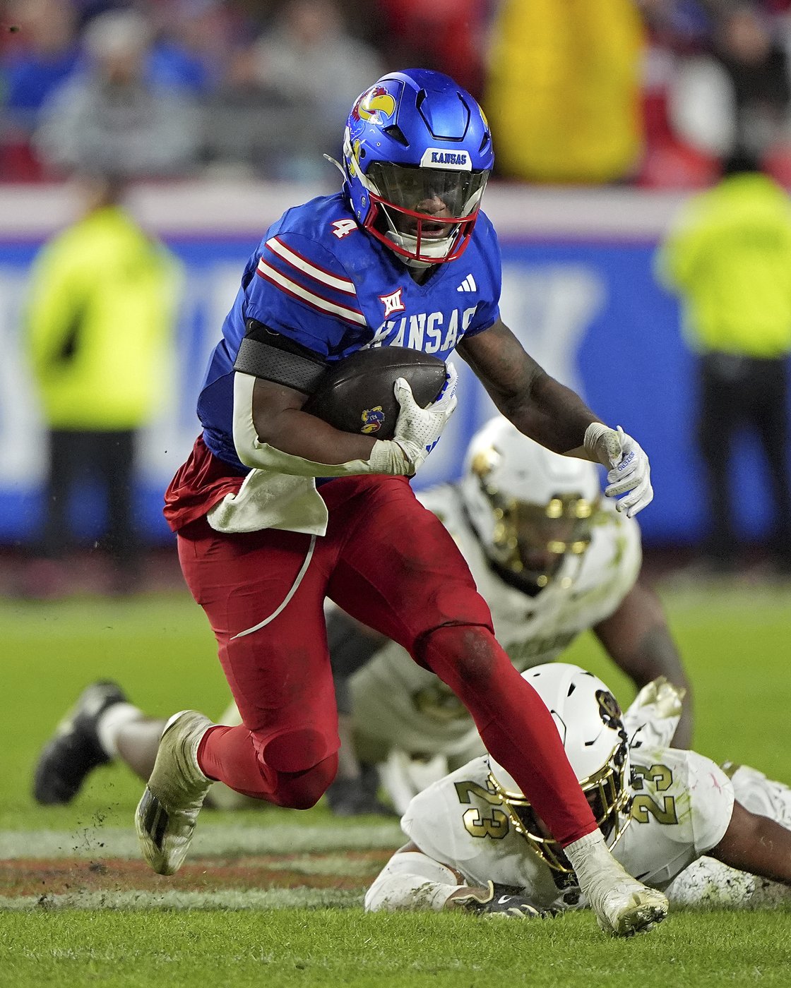 Devin Neal scores 4 times, Kansas beats No. 16 Colorado 37-21 as Buffs' Big 12 title hopes take hit | iNFOnews.ca